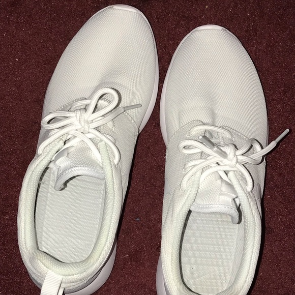 Women’s White Nike Roshe One - Picture 1 of 8